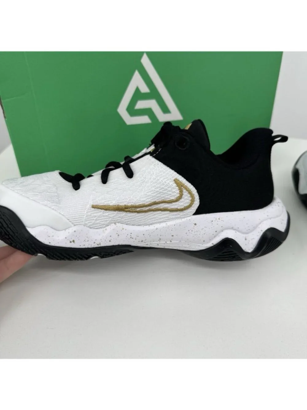 Nike Youth Boys Giannis Immortality 4 Grade School Basketball Shoes size 5 Youth